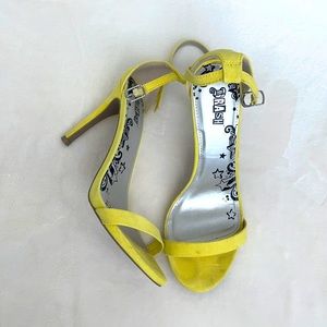 Brash classic yellow strap sandals
